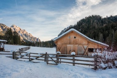 Ahşap ahır ile kış manzarası