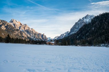 Karla kaplı dağlarla kaplı güzel kış manzarası