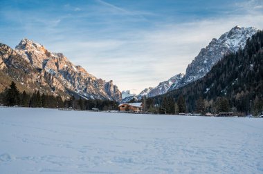Karla kaplı dağlarla kaplı güzel kış manzarası