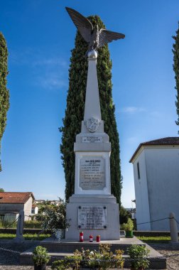 San Marco Kilisesi ve Raspano 'daki savaş anıtı.