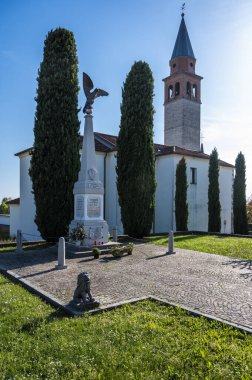 San Marco Kilisesi ve Raspano 'daki savaş anıtı.