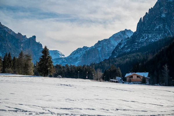 Muhteşem dağları olan güzel bir manzara.