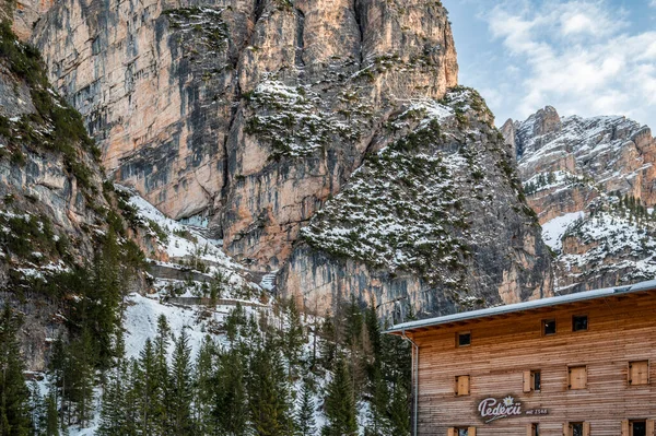 雄大な山々と美しい風景 — ストック写真