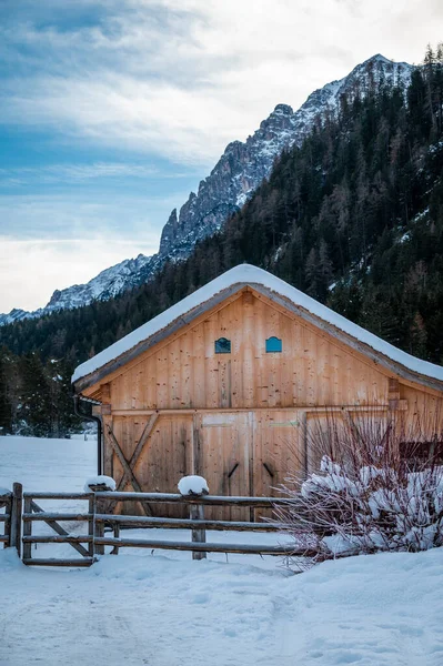 Beautiful Winter Landscape Snow Capped Mountains Wooden House — ストック写真