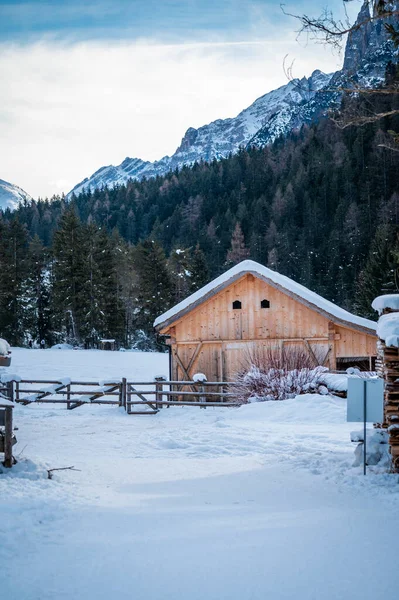 Beautiful Winter Landscape Wooden House — Stok fotoğraf