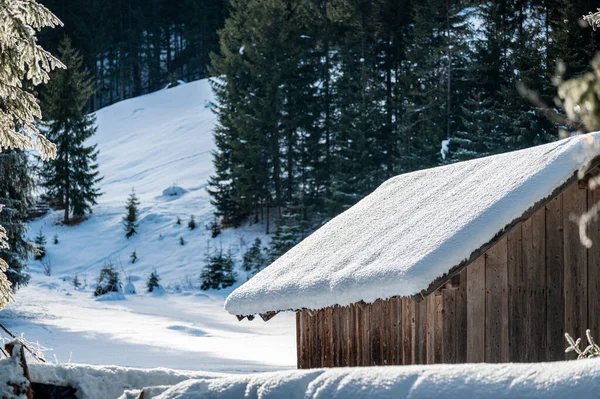 Деревянный Дом Снегу — стоковое фото