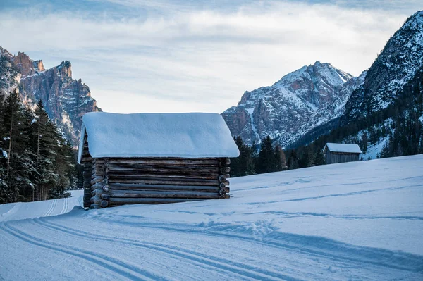 Dağlarda ahşap evleri olan güzel bir manzara.