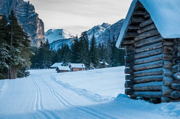 Dağlarda ahşap evleri olan güzel bir manzara.