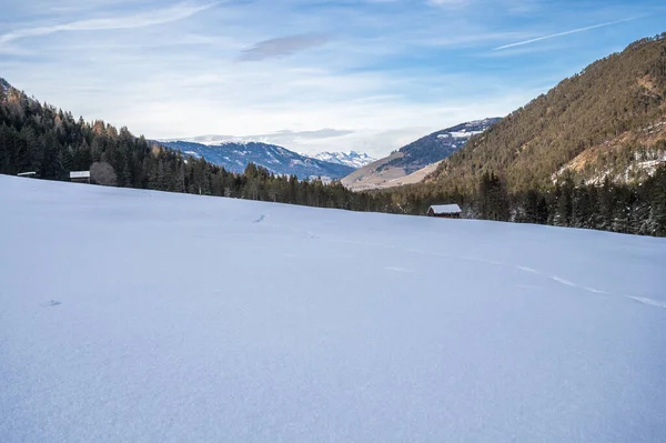雪に覆われた山々と美しい冬の風景 — ストック写真