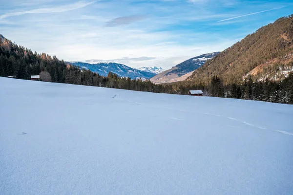 Karla kaplı dağlarla kaplı güzel kış manzarası