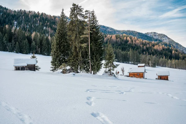 Beautiful Winter Mountains Landscape Wooden Huts — стоковое фото