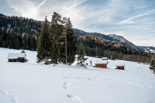 Beautiful Winter Mountains Landscape Wooden Huts — Stok fotoğraf