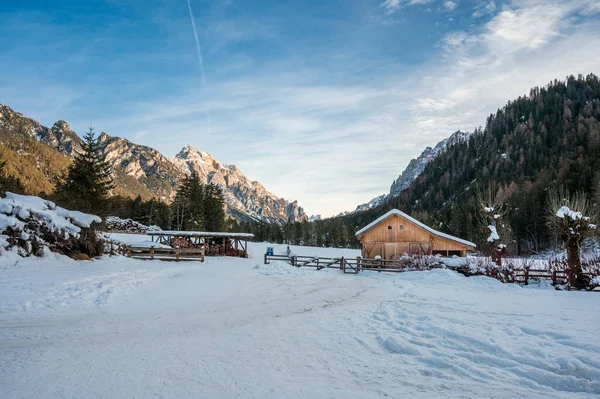 Karla kaplı dağlarla kaplı güzel kış manzarası