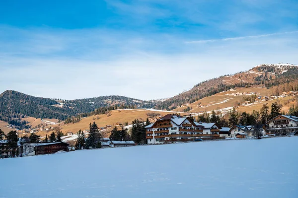 Karla kaplı binaları olan güzel kış manzarası