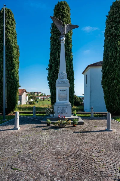 San Marco Kilisesi ve Raspano 'daki savaş anıtı.
