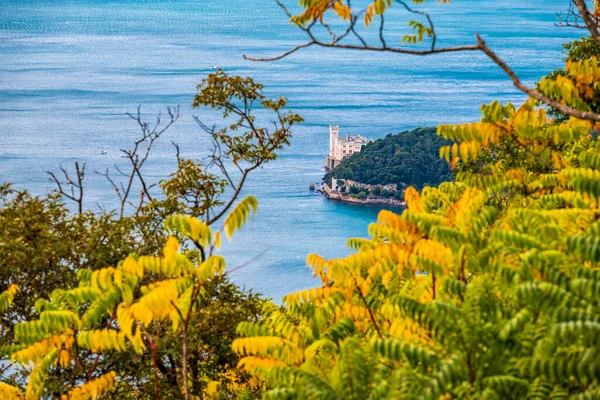 Deniz kıyısının güzel manzarası