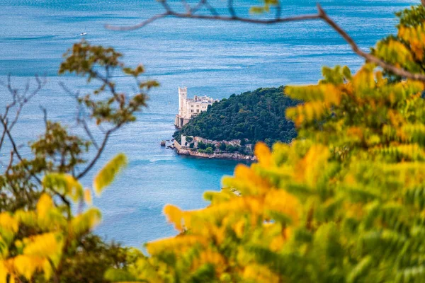 Deniz kıyısının güzel manzarası