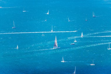 Birçok yelkenli ile deniz manzarası 