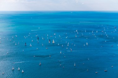 Birçok tekneyle deniz manzarası