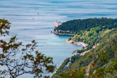 Deniz kıyısının güzel manzarası