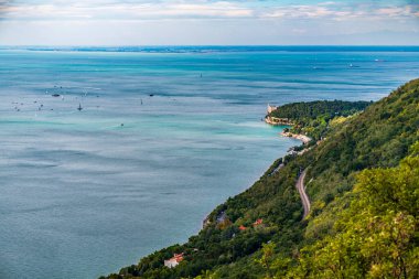 Deniz kıyısının güzel manzarası