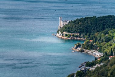 Deniz kıyısının güzel manzarası