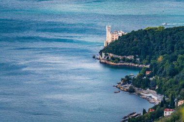 Deniz kıyısının güzel manzarası