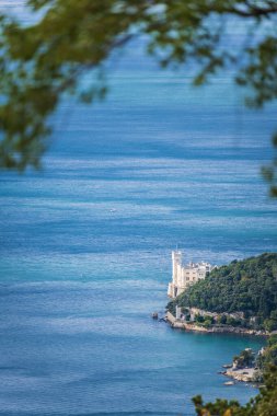 Deniz kıyısının güzel manzarası