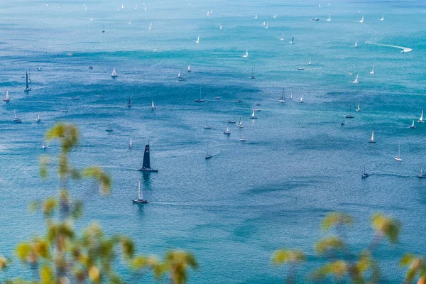 Birçok yelkenli ile deniz manzarası 