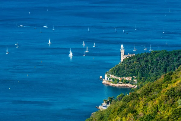 Birçok yelkenli ile deniz manzarası 