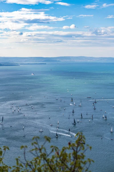 Birçok tekneyle deniz manzarası
