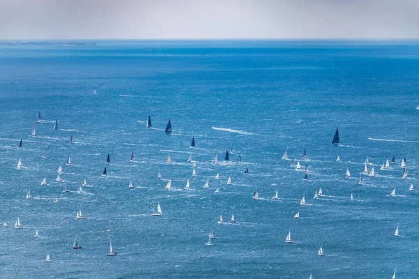 Birçok tekneyle deniz manzarası