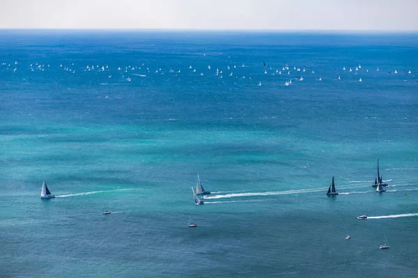 Uluslararası yelkencilik yarışlarının havadan görünüşü
