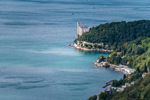 Deniz kıyısının güzel manzarası