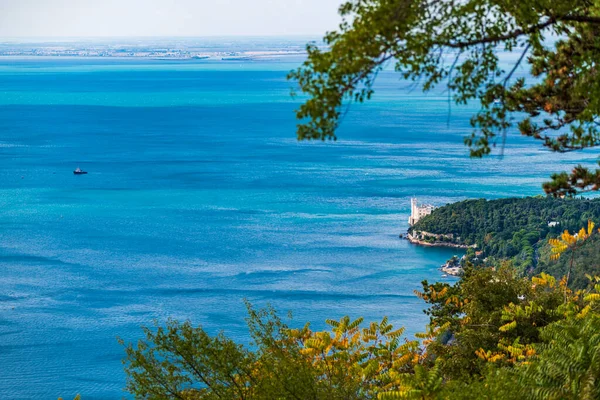 Deniz kıyısının güzel manzarası