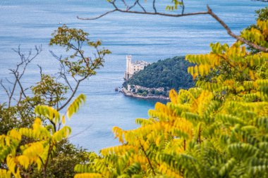 Trieste körfezi ve tepelerinden ve denizinden bir kesit. Monte Grisa Sığınağı