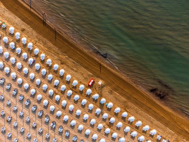 Güneşin doğuşundan Lignano Sabbiadoro sahiline bakın..