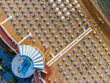 Güneşin doğuşundan Lignano Sabbiadoro sahiline bakın..