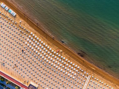 Güneşin doğuşundan Lignano Sabbiadoro sahiline bakın..