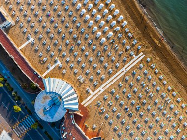 Güneşin doğuşundan Lignano Sabbiadoro sahiline bakın..