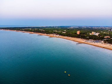İtalya 'nın Lignano Sabbiadoro sahilinin havadan görünüşü.