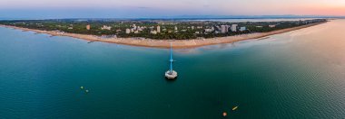 İtalya 'nın Lignano Sabbiadoro sahilinin havadan görünüşü.