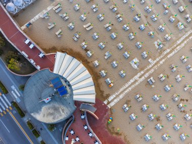 Güneşin doğuşundan Lignano Sabbiadoro sahiline bakın..