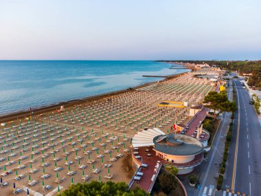 Güneşin doğuşundan Lignano Sabbiadoro sahiline bakın..