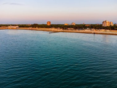 İtalya 'nın Lignano Sabbiadoro sahilinin havadan görünüşü.