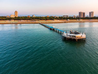 Limanın ve İtalya 'nın Lignano Sabbiadoro sahilinin havadan görüntüsü..