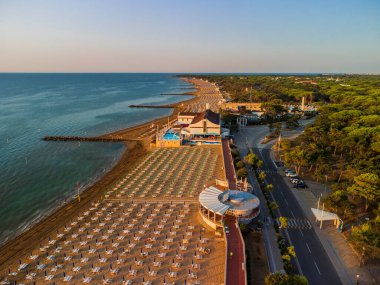 İtalya 'nın Lignano Sabbiadoro sahilinin havadan görünüşü.