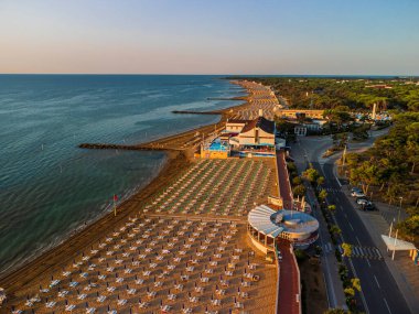 İtalya 'nın Lignano Sabbiadoro sahilinin havadan görünüşü.