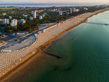 İtalya 'nın Lignano Sabbiadoro sahilinin havadan görünüşü.