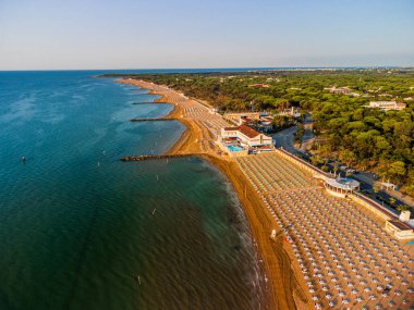 İtalya 'nın Lignano Sabbiadoro sahilinin havadan görünüşü.